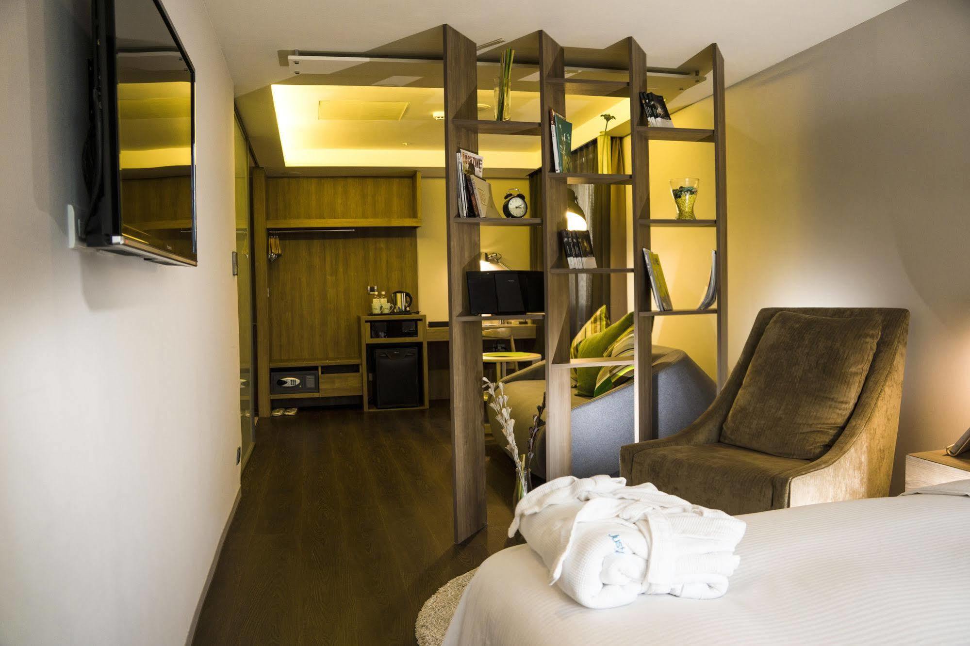 Отель Just Sleep Kaohsiung Zhongzheng Экстерьер фото